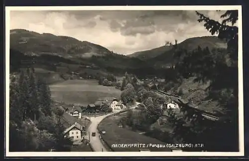 AK Niedernfritz /Pongau, Ortspartie mit Strasse