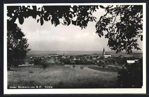 AK Unter Stinkenbrunn, Blick auf den Ort mit Kirche