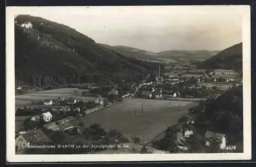 AK Warth an der Aspangbahn, Ortsansicht mit Sportplatz, Strasse und Bergen