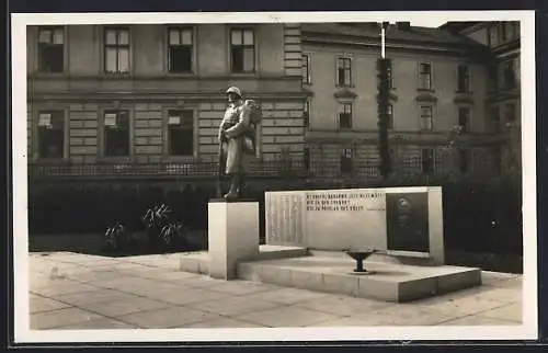 AK Hradec Kralove, Blick aufs Kriegerdenkmal