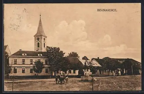 AK Bernartice, Ortspartie mit Kirche und Pferdewagen