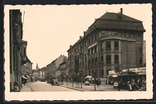 AK Budweis / Ceske Budejovice, Strassenansicht mit Jirsikuv Narodni Dum