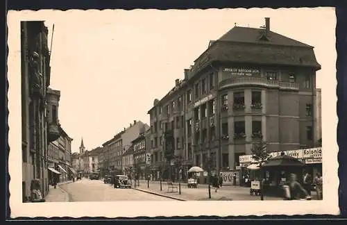 AK Budweis / Ceske Budejovice, Strassenansicht mit Jirsikuv Narodni Dum