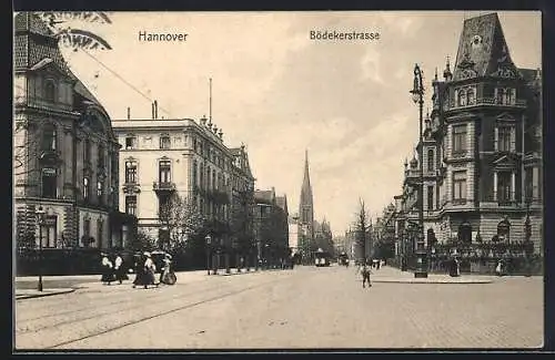 AK Hannover, Bödekerstrasse mit Strassenbahn und Passanten