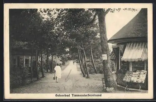 AK Timmendorferstrand, Strassenpartie mit Urlauberin und Kiosk-Pavillon, mit AK-Verkauf