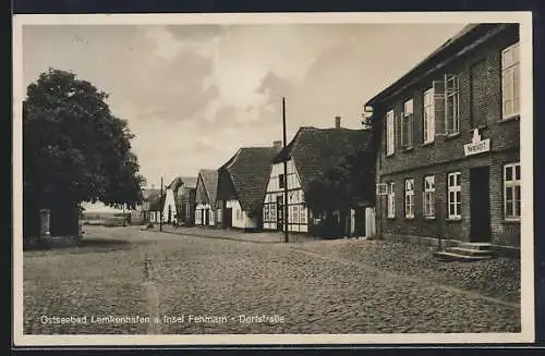 AK Lemkenhafen /Fehmarn, Dorfstrasse am Gasthof Neufahrt