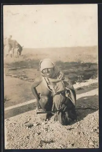 Foto-AK Palästina, Araber sitzt auf der Erde, arabische Volkstypen