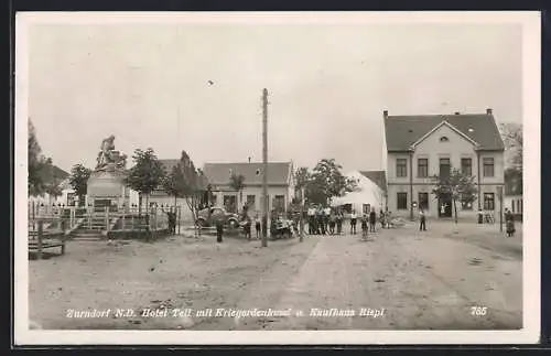 AK Zurndorf /N. D., Hotel Tell mit Kriegerdenkmal und Kaufhaus Riepl