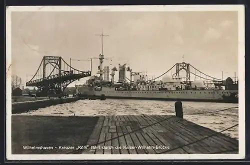 AK Wilhelmshaven, Kreuzer Köln fährt durch die Kaiser-Wilhelm-Brücke