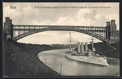 AK Kiel, Kriegsschiff SMS Hamburg passiert im Kaiser Wilhelm Kanal die Levensauer Hochbrücke