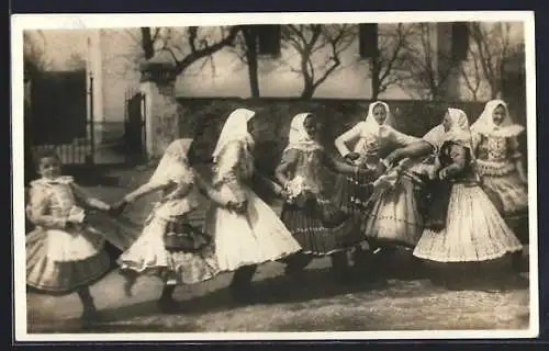 Foto-AK Tänzerinnen aus der Karpatenukraine in Nationaltracht, Podkarpatská Rus