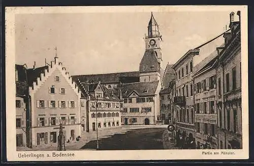 AK Ueberlingen a. Bodensee, Partie am Münster mit Gasthaus