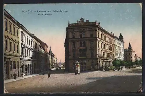 AK Olmütz, Laudon- und Bahnhofstrasse mit Hotel Austria und Litfasssäule