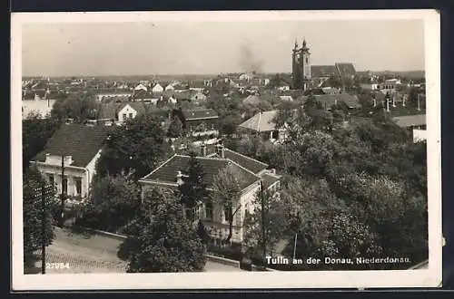 AK Tulln an der Donau, Ortsansicht mit Strasse und Kirche aus der Vogelschau