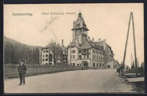 AK Semmering, Hotel Erzherzog Johann, von der Strasse gesehen, Wanderer