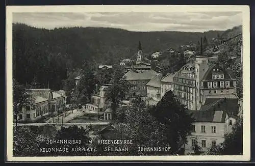 AK Johannisbad /Riesengeb., Kolonnade Kurplatz mit Neuem Kurhaus und Seilbahn