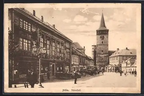 AK Jitschin / Gitschin / Jicin, Namesti, Strassenpartie mit Autos am Hotel