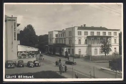 AK Lazne Belohrad, Strassenkreuzung mit Hotel