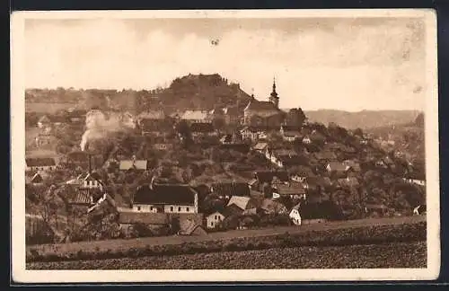 AK Pecka, Gesamtansicht von einem Feld aus