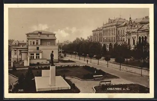 AK Chlumec, Strassenpartie mit Denkmal