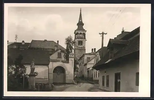 AK Dobruska, Strassenpartie mit Blick zur Kirche