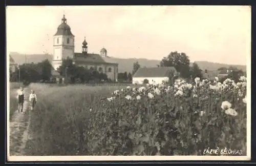 AK Lazne Belohrad, Ortspartie an der Kirche