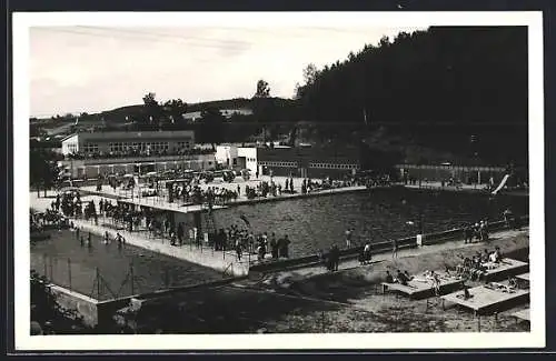 AK Nachod, Gesamtansicht des Schwimmbades mit Besuchern