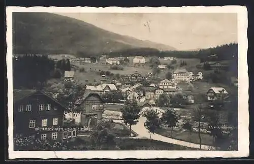 AK Spindelmühle /Riesengebirge, Ortsansicht mit Strasse aus der Vogelschau