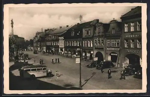 AK Josefstadt / Josefov / Jaromer, Strassenansicht mit Geschäften, Bussen, Autos und Passanten