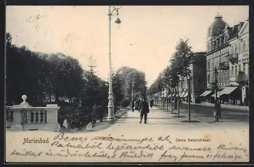 AK Marienbad, Obere Kaiserstrasse mit Passanten