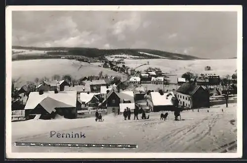 AK Pernink, Ortspartie mit Passanten im Winter