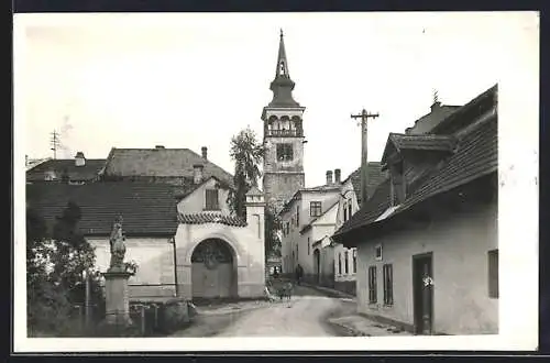 AK Dobruska, Strassenpartie mit Blick zur Kirche