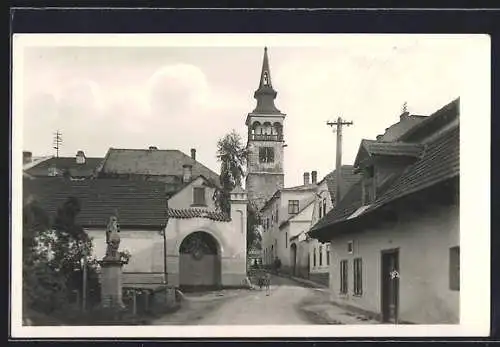 AK Dobruska, Strassenpartie mit Blick zur Kirche