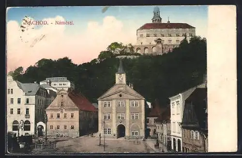 AK Nachod, Stadtplatz mit Brunnen und Blick zum Schloss