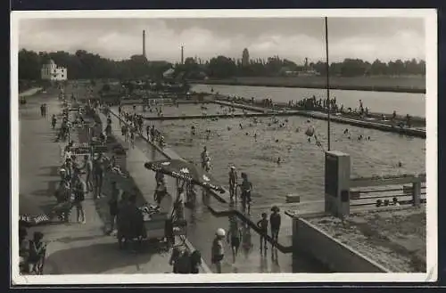 AK Budweis / Ceske Budejovice, Plovárna, Badegäste erholen sich im Schwimmbad