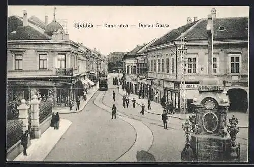 AK Ujvidék, Donaugasse, Kreuzung mit Strassenbahn und Denkmal aus der Vogelschau