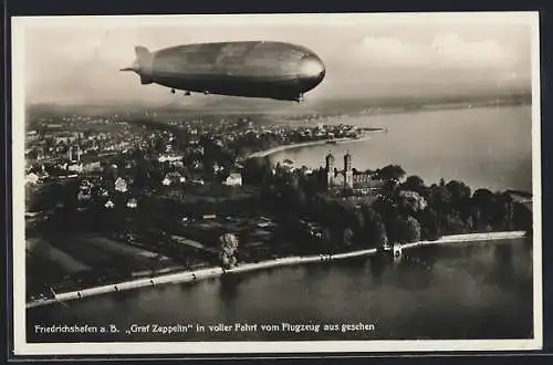 AK Friedrichshafen a. B., Graf Zeppelin in voller Fahrt, Fliegeraufnahme