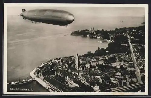 AK Friedrichshafen a. B., Zeppelin über der Stadt am Bodensee