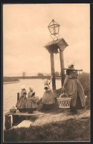 AK Zeeland, Holländerin mit Kindern am Brunnen