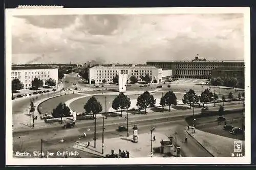 AK Berlin-Tempelhof, Platz der Luftbrücke mit dem Flughafengebäude, Hungerharke