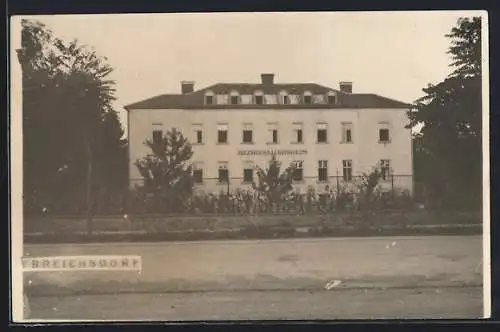 AK Ebreichsdorf, Bezirksaltersheim von der Strasse aus