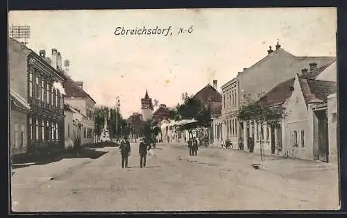 AK Ebreichsdorf /N.-Ö., Strassenpartie mit Denkmal und Turm