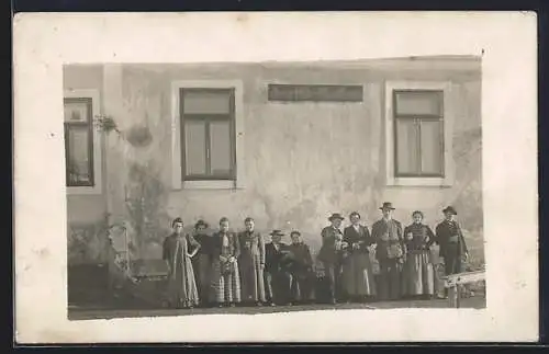 Foto-AK Ebreichsdorf, Gruppe in Trachten vor dem Gasthaus