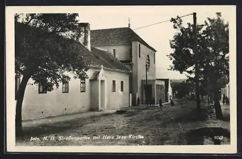 AK Jois /N. D., Strassenpartie mit Herz-Jesu-Kirche