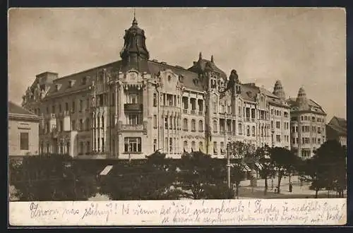 AK Debrecen, Eckgebäude mit Turm, Ansicht mit Strasse von einem Platz aus