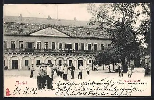 AK Aurich / Ostfriesland, Kasernenhof mit Soldaten