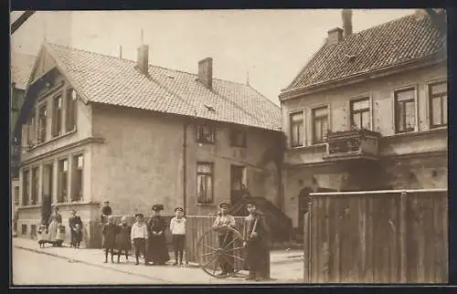 Foto-AK Heppens /Wilhelmshaven, Anwohner an einem alten Hof, ca. 1910