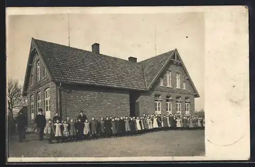 Foto-AK Schale, Mädchen vor dem Schulhaus 1912