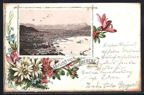 Vorläufer-Lithographie Bregenz, Ortspanorama mit Dampfern und Gebirge, Edelweiss und Alpenveilchen im Passepartout