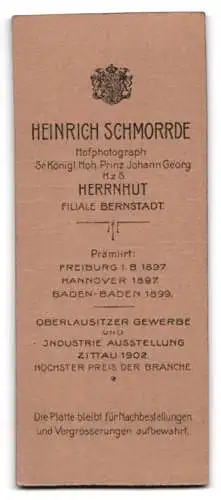 Fotografie H. Schmorrde, Herrnhut, Frau mit Buch neben Stuhl